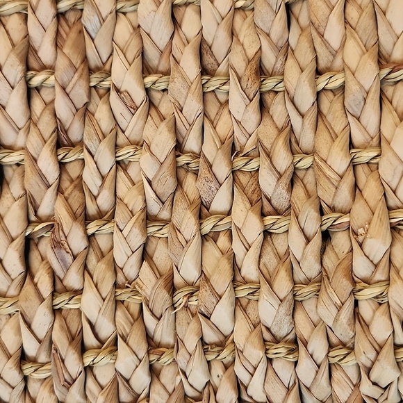 Big Brown Straw Bag With Animal Print Lining And Front Hardware Closure - Picture 3 of 15